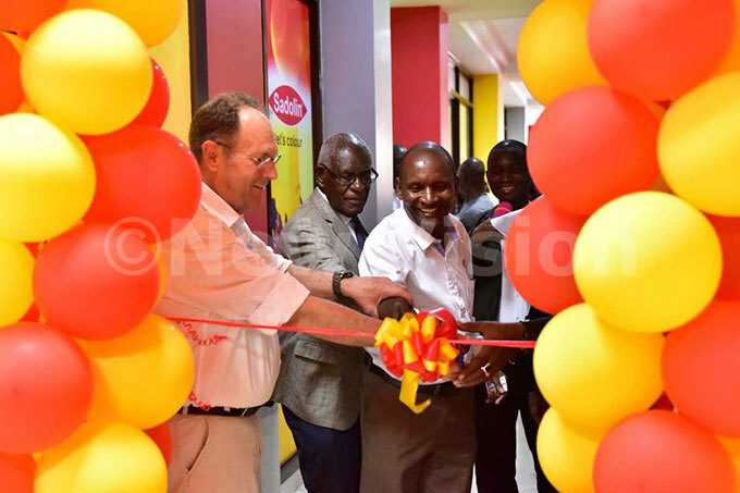    ieuwoudt left and astor uwebaze econd from right the head of the newly launched colour centre at the church ouse in ampala 