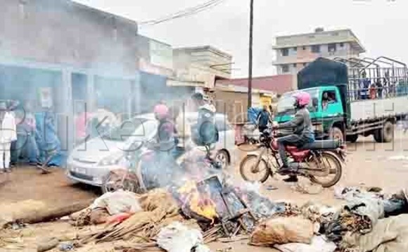 Abantu nga beekalakaasa mu bitundu by'e Kasubi. Abantu nga beekalakaasa mu bitundu by'e Kasubi.