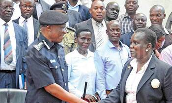 Akullo ng’alamusa ku muduumizi wa poliisi, Okoth Ochola oluvannyuma lw’okuggalawo omusomo e Kibuli. Akullo ng’alamusa ku muduumizi wa poliisi, Okoth Ochola oluvannyuma lw’okuggalawo omusomo e Kibuli.