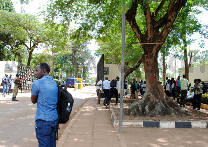 tudents stranded outside the niversity main gate during the strike hoto by ary ansiime