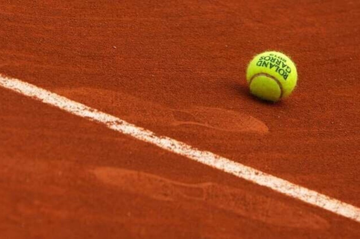 French Open doubles match ends after sign causes injury