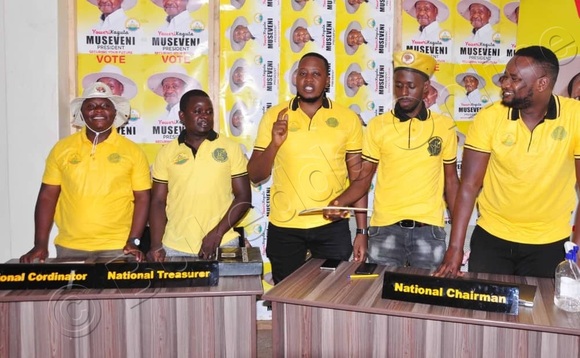 Aba Yellow Power, wakati ye Mandera Jjumba addiriddwa Gerald Kasagga (ku ddyo) nga bali mu lukungaana lwa bannamawulire. Aba Yellow Power, wakati ye Mandera Jjumba addiriddwa Gerald Kasagga (ku ddyo) nga bali mu lukungaana lwa bannamawulire.