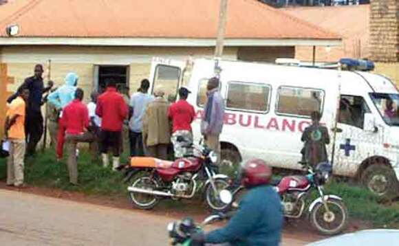 Ambyulensi ya poliisi ng’etwala omulambo gwa Yond Yang Yesu okuva ku ddwaaliro e Mukono. Ambyulensi ya poliisi ng’etwala omulambo gwa Yond Yang Yesu okuva ku ddwaaliro e Mukono.