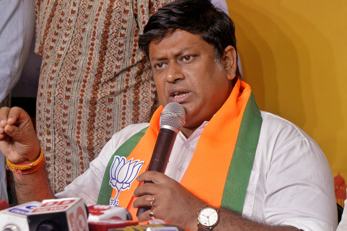 WB: Sukanta Majumdar slams Mamata Banerjee after woman doctor faces rape threat at Uluberia hospital; doctors' body demands action