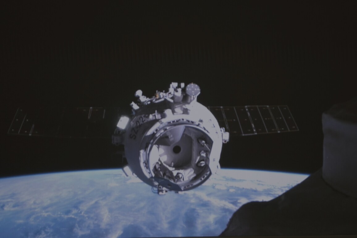 FOCUS | China's Shenzhou-22 spaceship docks with space station combination