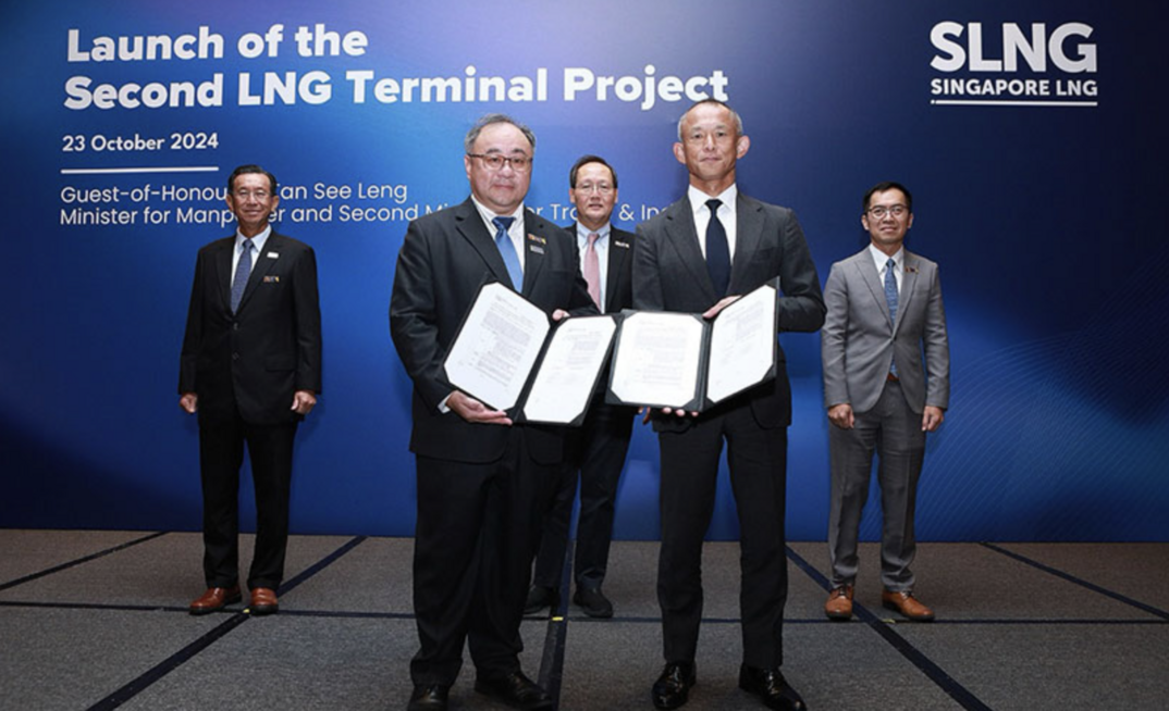 At the project launch event (Front left：CEO of Singapore LNG Corporation Pte. Ltd., Leong Wei Hung Front right：Senior Managing Executive Officer of MOL, Hisashi Umemura)