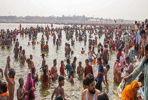 Mahakumbh: Devotees flock to Triveni Sangam ahead of Mahashivratri