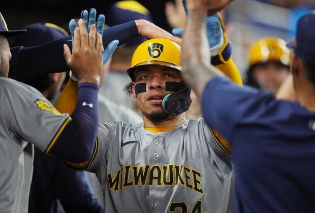 William Contreras, Brewers win series opener in Boston