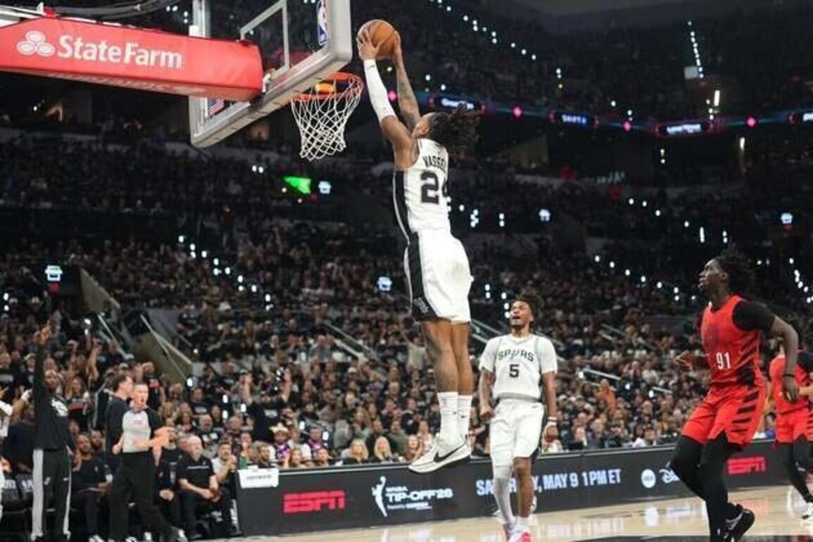 De'Aaron Fox's big fourth quarter helps Spurs close out Blazers