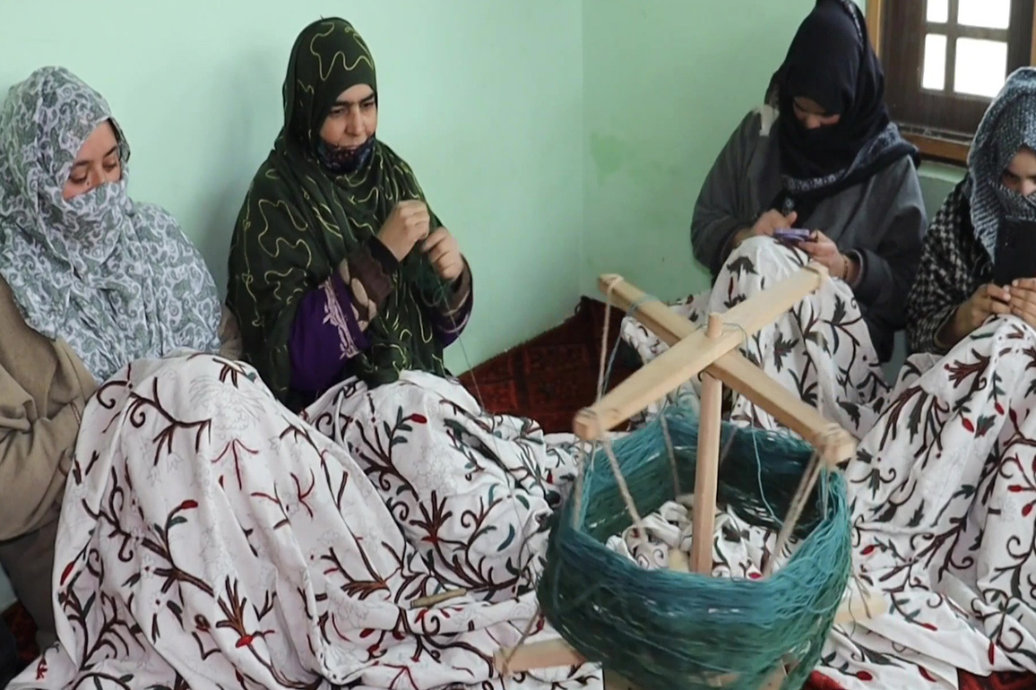 Government's women empowerment drive in J-K gains momentum; DE&CC Kulgam hosts Women Entrepreneurship and SHG Mela
