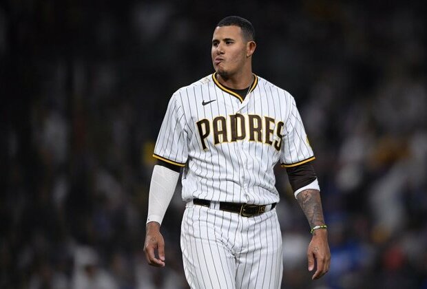 Padres 3B Manny Machado exits with ankle sprain