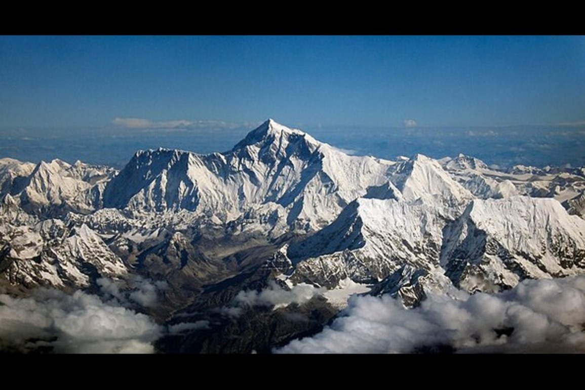 Everest blizzard strands trekkers in Tibet; hundreds rescued