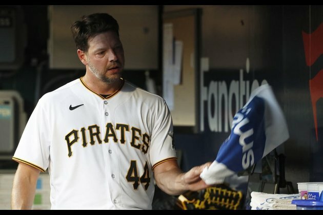Giants, Pirates turn to veterans in series opener