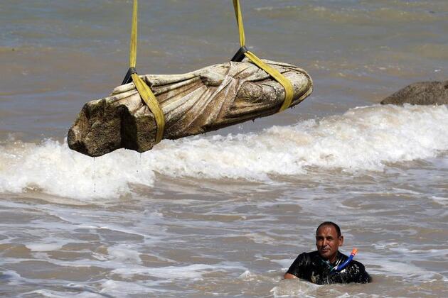 Mideast in Pictures: Egypt recovers sunken archaeological finds from Mediterranean Sea