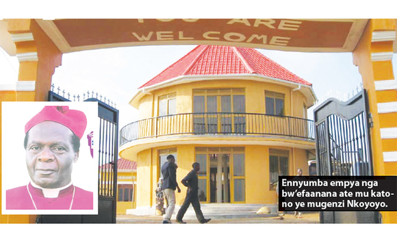 Ennyumba empya nga bw'efaanana. Mu katono ye mugenzi Nkoyoyo Ennyumba empya nga bw'efaanana. Mu katono ye mugenzi Nkoyoyo