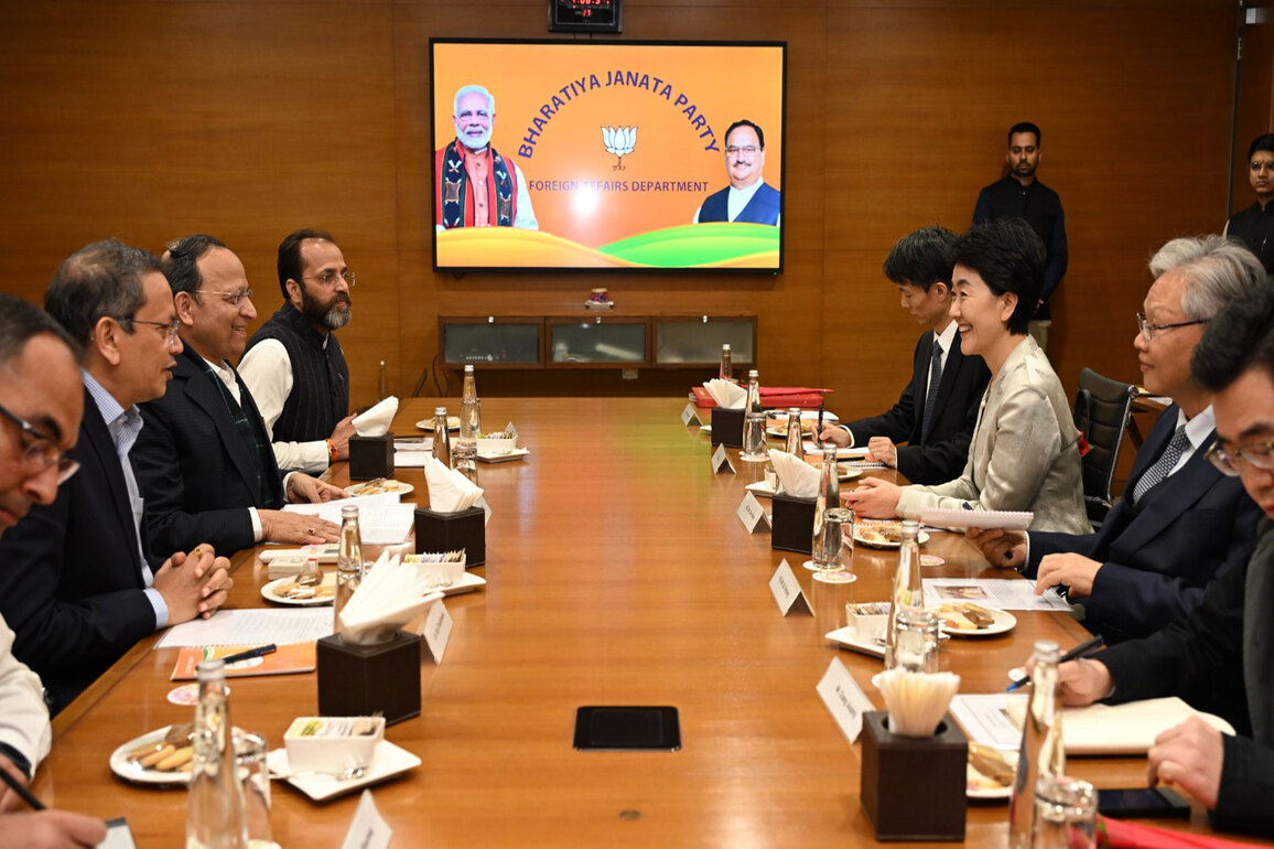 Chinese Communist Party leaders meet RSS' Dattatreya Hosabale, Congress says "BJP has taught even a chameleon"