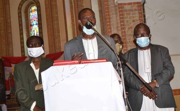 Omutaka Gabunga, Mubiru (wakati) ne Benon Kibuuka (ku ddyo) ng'abasabira omwoyo gwa Ssaabasumba e Lubaga. Omutaka Gabunga, Mubiru (wakati) ne Benon Kibuuka (ku ddyo) ng'abasabira omwoyo gwa Ssaabasumba e Lubaga.