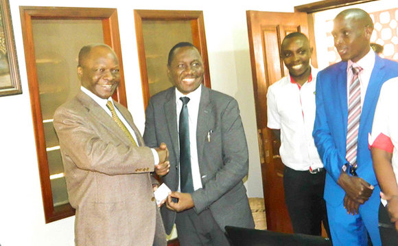 Kabaka Mutebi ng'akwasibwa densite ye mu Lubiri lwe e Bbanda Kabaka Mutebi ng'akwasibwa densite ye mu Lubiri lwe e Bbanda