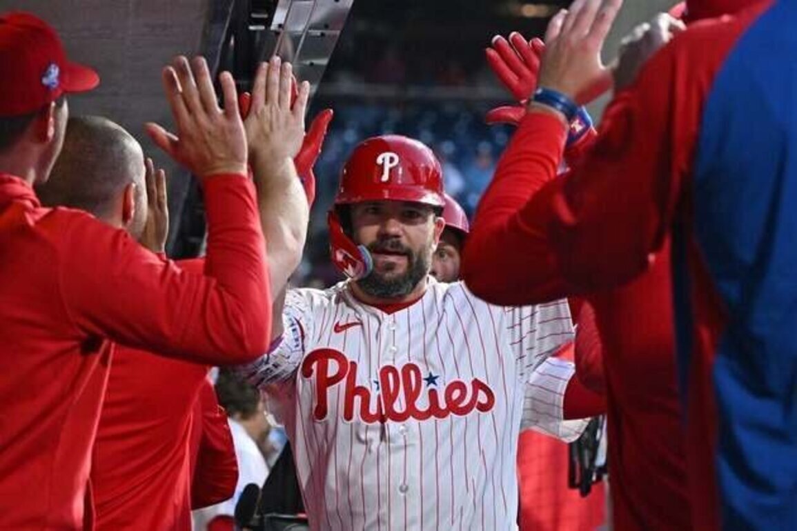 Kyle Schwarber blasts two homers as Phillies outslug Cubs