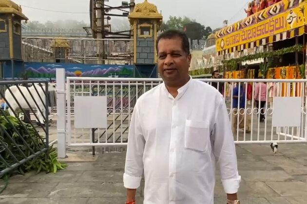 Sri Lankan MP JC Alawathuwala offers prayers at Tirumala Tirupati Devasthanam