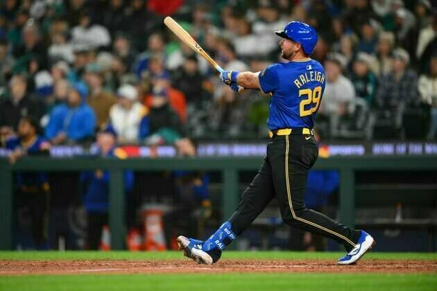 Mariners gaining steam, Rangers losing it as teams battle in Seattle