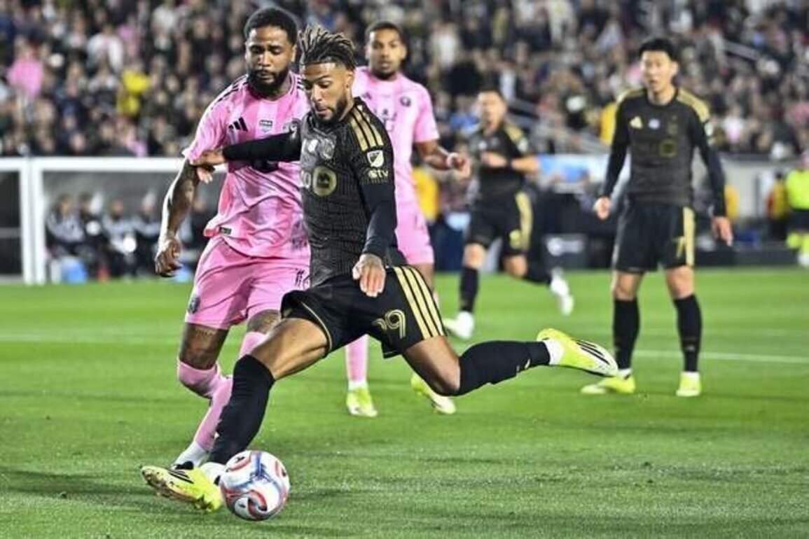 LAFC star Denis Bouanga signs extension through '28