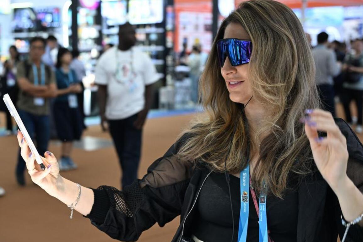 Latin American buyers flock to Canton Fair as China's smart products shine