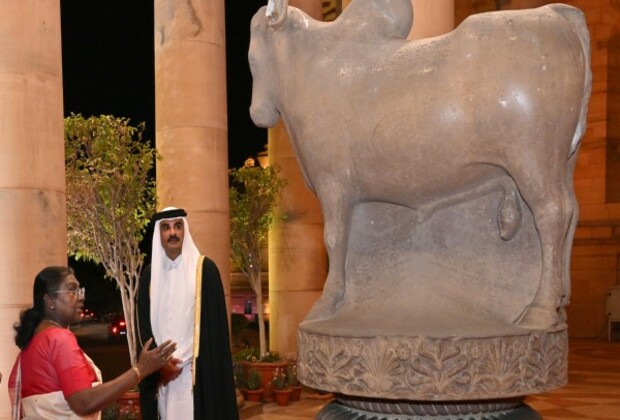 President Murmu greets Qatar Amir at Rashtrapati Bhavan