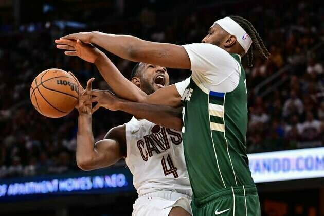 Evan Mobley's clutch free throws lift Cavs over Bucks