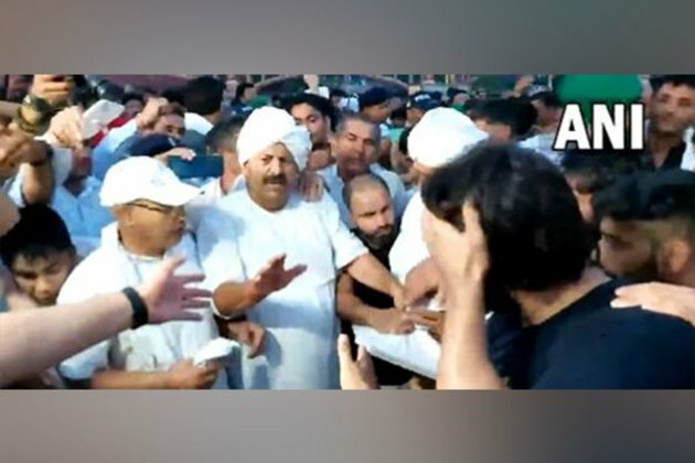 Haridwar: Farmer leader Naresh Tikait takes medals from wrestlers, seeks 5-day time