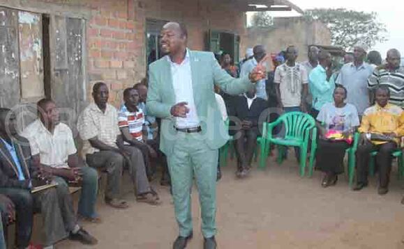 Micheal Muhumuza ng'ayogerako eri abatuuze Micheal Muhumuza ng'ayogerako eri abatuuze