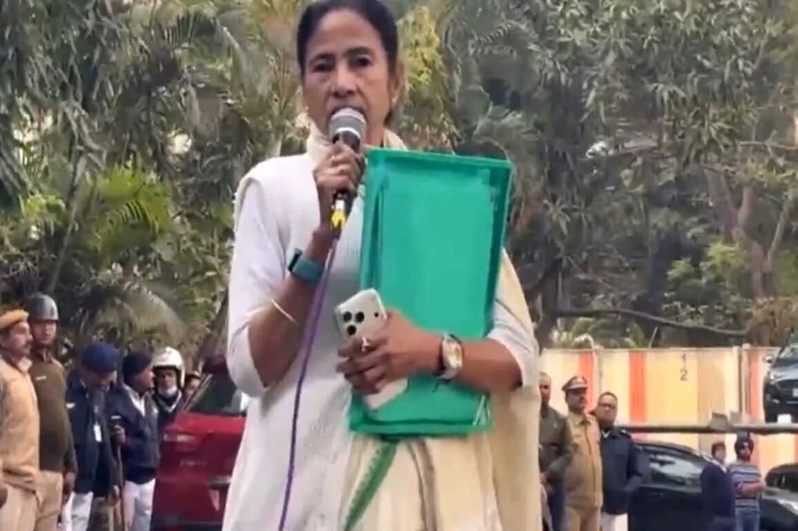 High drama in Kolkata: Mamata vs ED as agency searches IPAC offices, Bengal CM blames HM Shah calls him "Nasty"