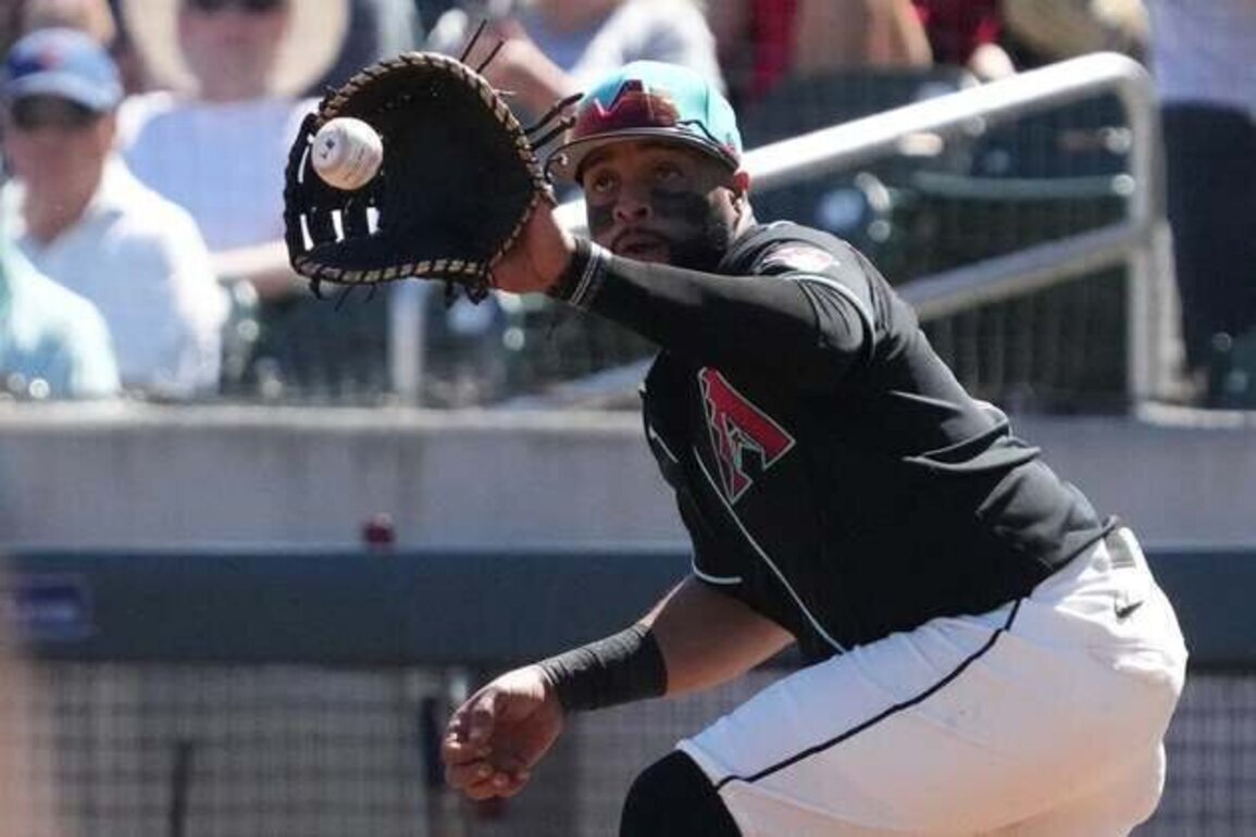 D-backs place 1B Carlos Santana (adductor) on IL