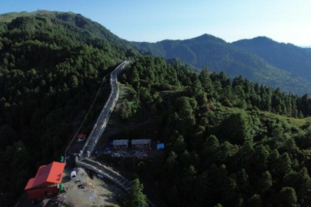 Newly built "mini-great wall" in Nepal becomes major tourist attraction
