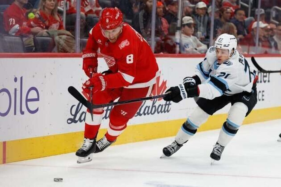 Mammoth back Karel Vejmelka's effort, stifle Red Wings
