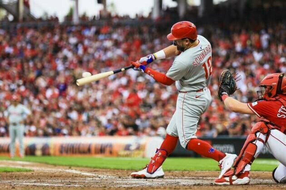 Back in hometown, Phils' Kyle Schwarber takes aim at Reds again