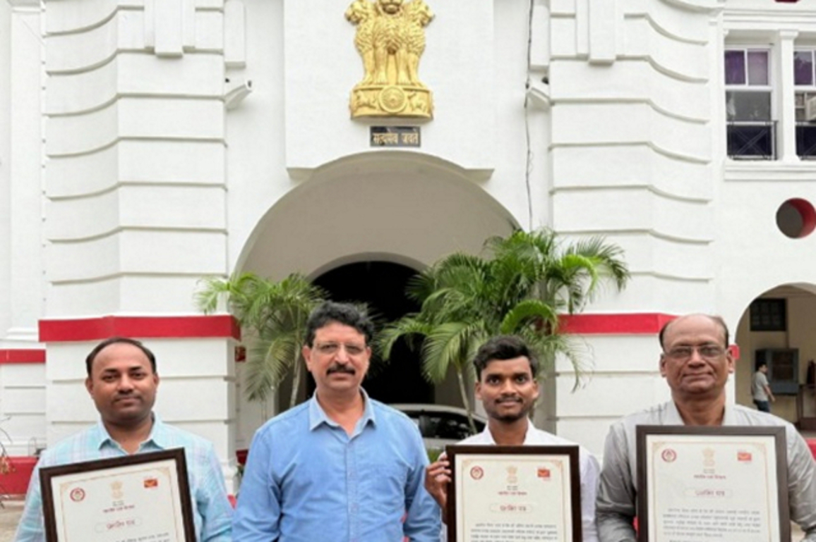 Postal workers of Banaras win awards in Sukanya Samriddhi Yojana