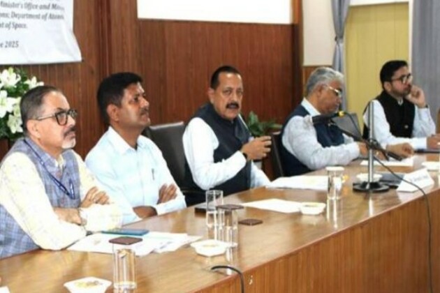Union Minister Jitendra Singh convenes meeting of all science & technology institutes and reviews progress of institutes in Northeast