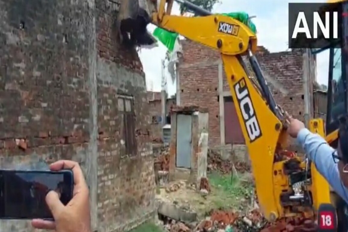 UP: Bulldozer action begins against properties of aide of Chhangur Baba in Balrampur