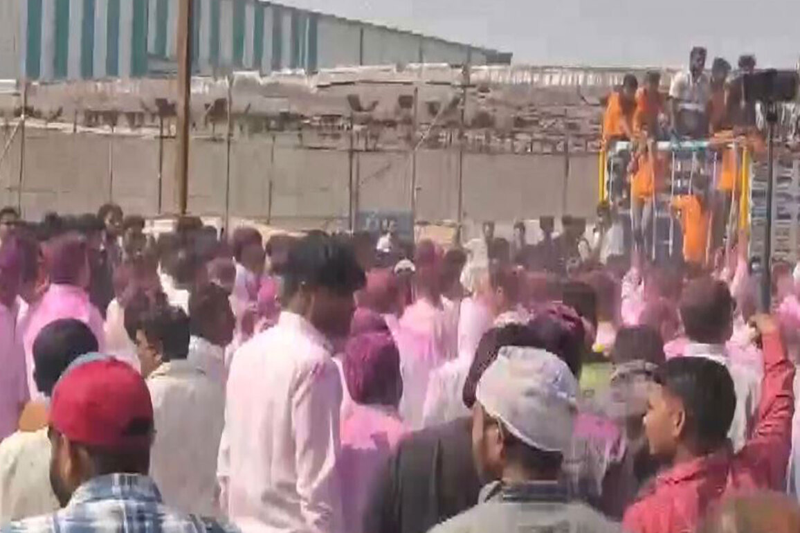 Maharashtra civic polls: Supporters celebrate as early leads emerge in BMC elections