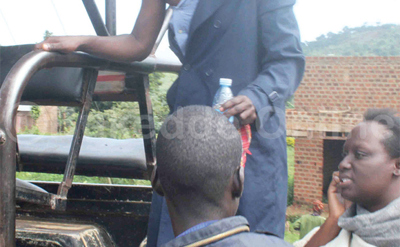Bukenya eyasse muwala we Nabukenya ng'atwalibwa ku Poliisi Bukenya eyasse muwala we Nabukenya ng'atwalibwa ku Poliisi
