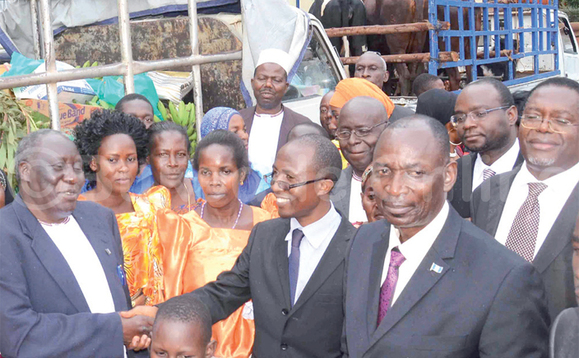 Kawuki (mu gaalubindi) nga yeebaza Kiribwa Mukasa eyakulembeddemu abatuuze okuleeta Amakula. Kawuki (mu gaalubindi) nga yeebaza Kiribwa Mukasa eyakulembeddemu abatuuze okuleeta Amakula.