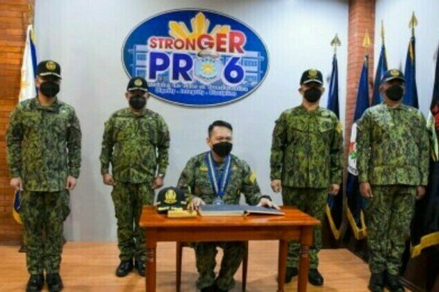 Carlos fetes performing cops in brief visit to W. Visayas