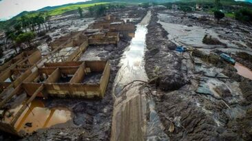 Destruição causada pelo rompimento da barragem de Fundão da Samarco em Mariana