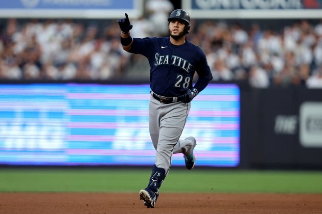 Mariners stifle late rally, edge Yankees