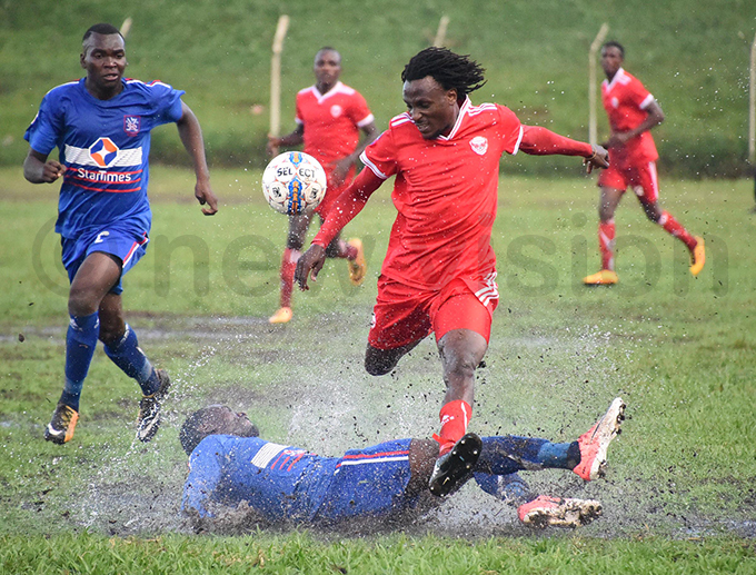 xpress ichael irungi evades a tackle from a illa defender hoto by palanyi sentongo