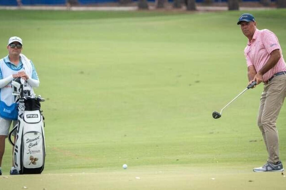 Stewart Cink leads at Hoag after albatross on 18
