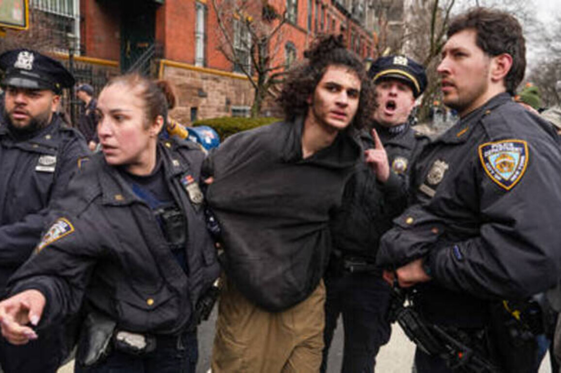 Bomb attempt near NYC mayor's residence was 'ISIS-inspired terrorism' - police