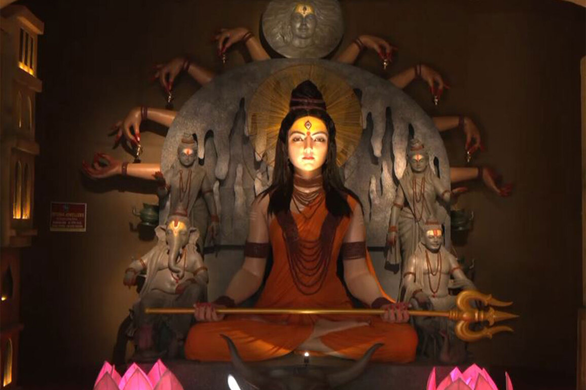 Kolkata's Durga Puja Pandal showcases stunning silicon idol with Maha Kumbh inspiration
