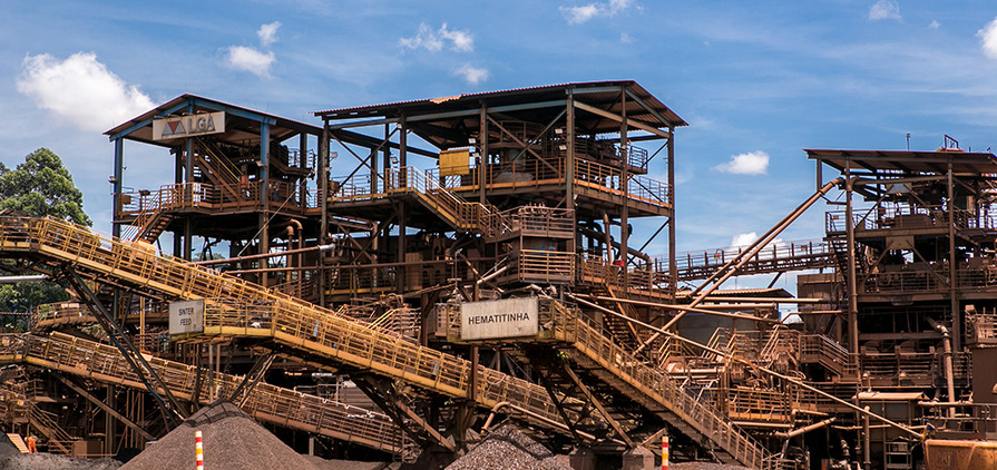 Operação de minério de ferro da LGA Mineração em MG